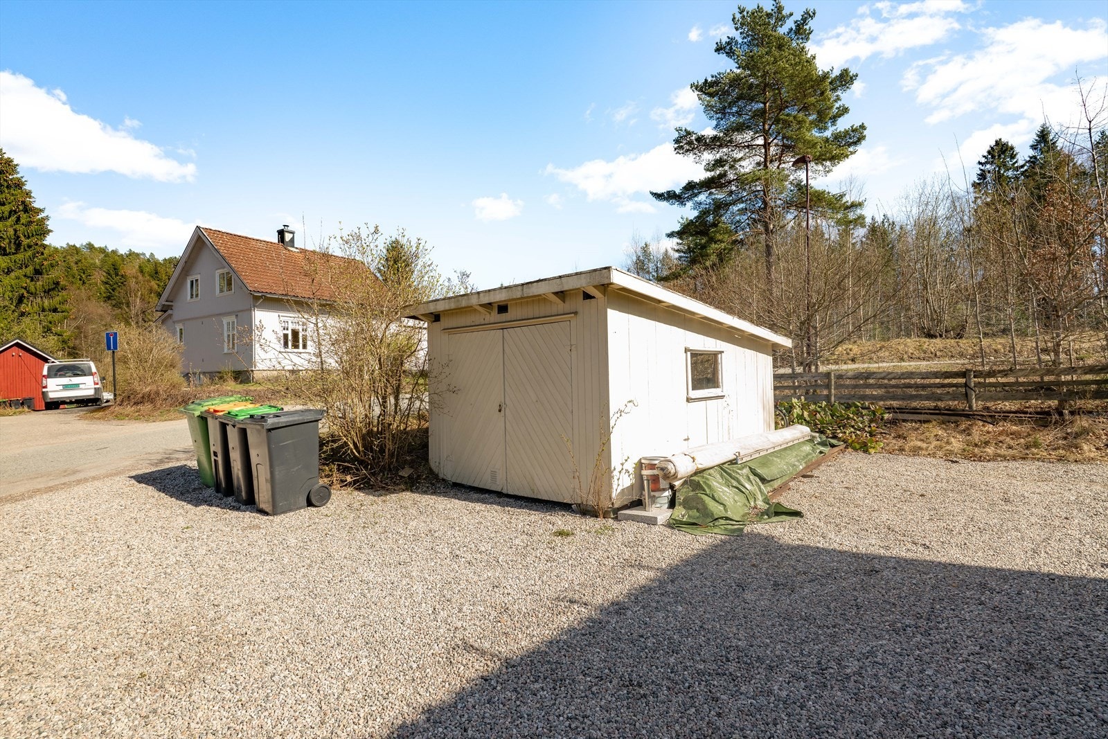 Tomten er opparbeidet med gruset parkeringsplass og hage med plen, busker og trær. Det er parkering i gruslagt innkjørsel og i garasje. Galleribilde