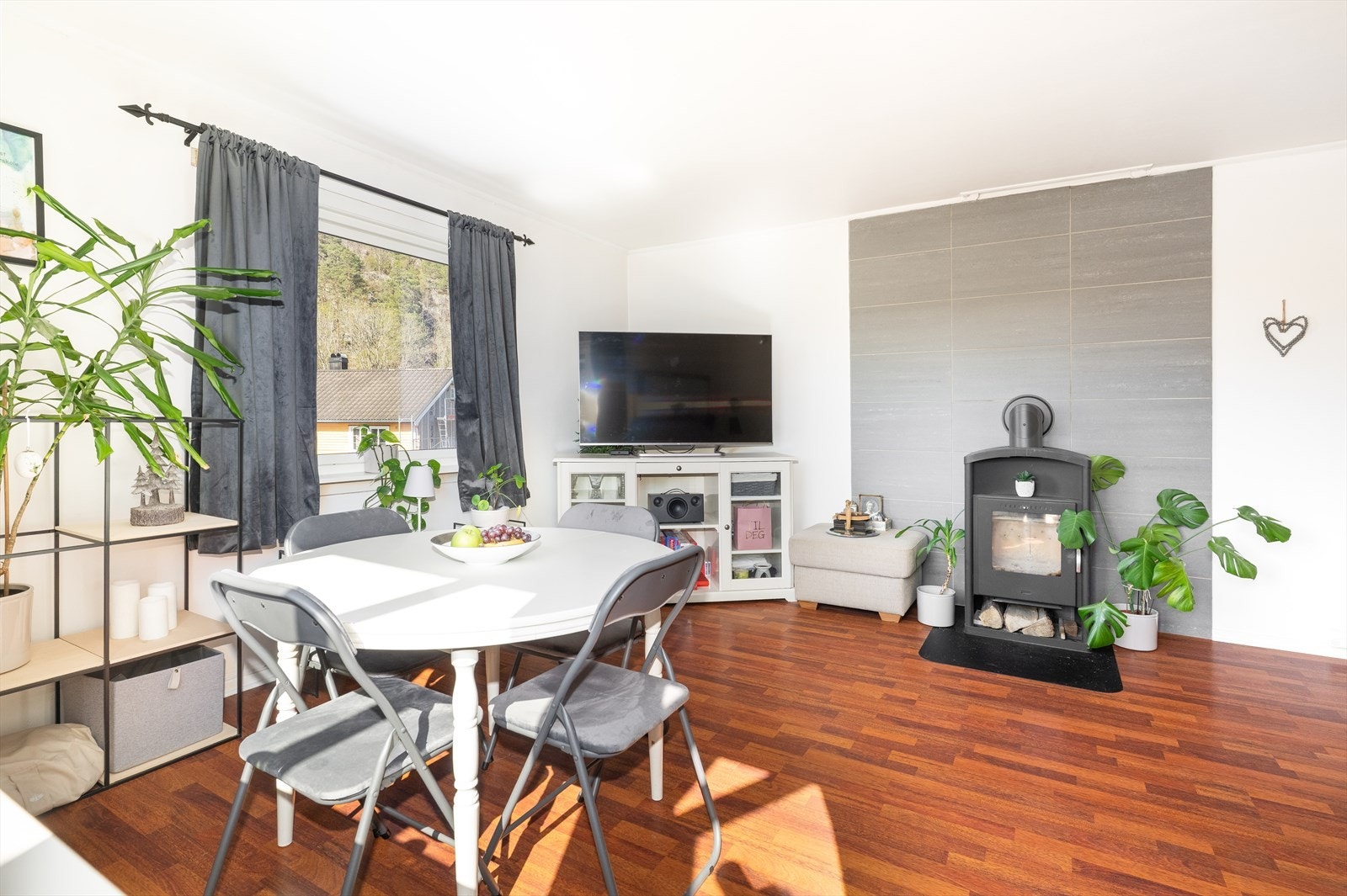 I stuen er det montert vedovn. Galleribilde