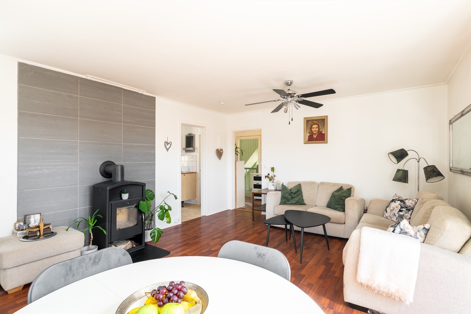 Vinduene slipper rikelig med naturlig lys inn i rommet. Kabel-tv og internett er inkludert i felleskostnadene. Galleribilde