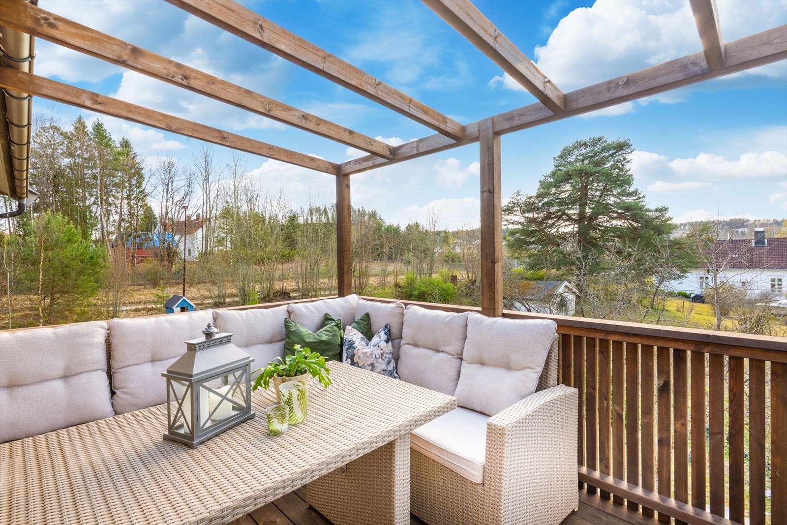 Balkongen er et deilig sted å nyte vårsolen i fred og ro. Pen pergola som man kan feste planter til, her kan du skape deg et frodig uterom! Galleribilde