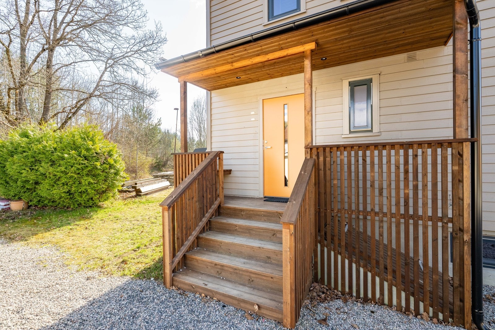I kjeller medfølger tre boder. Det er felles vaskekjeller og felles lagring på loft. Galleribilde