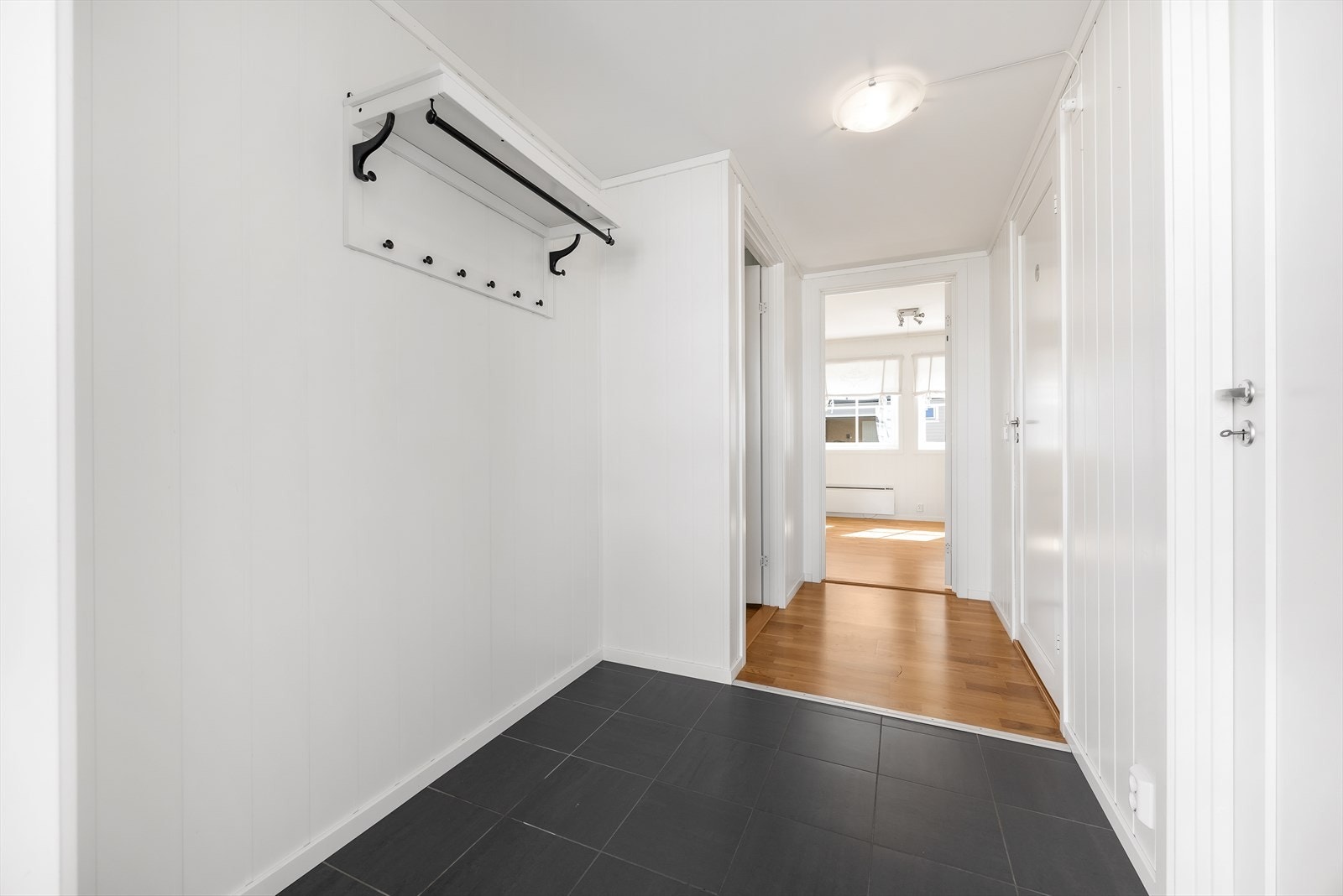 Mulighet for oppheng av yttertøy og plassering av sko. Galleribilde