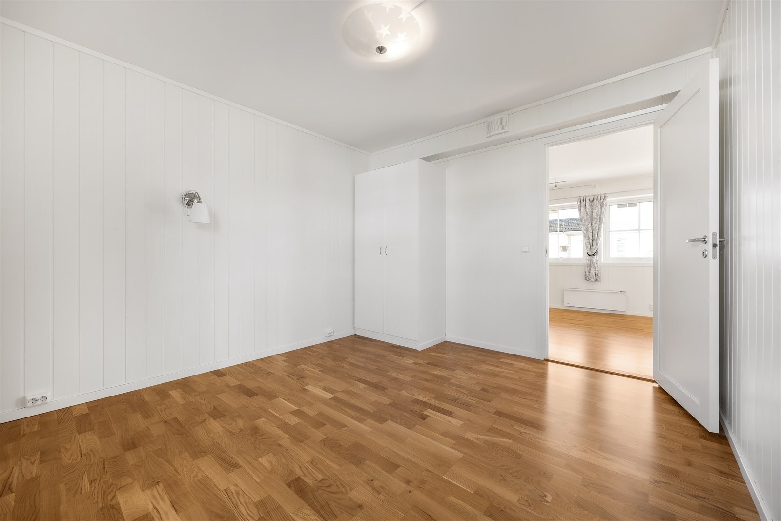 Soverommene kan benyttes alt etter behov og begge gir tilgang på garderobe. Galleribilde