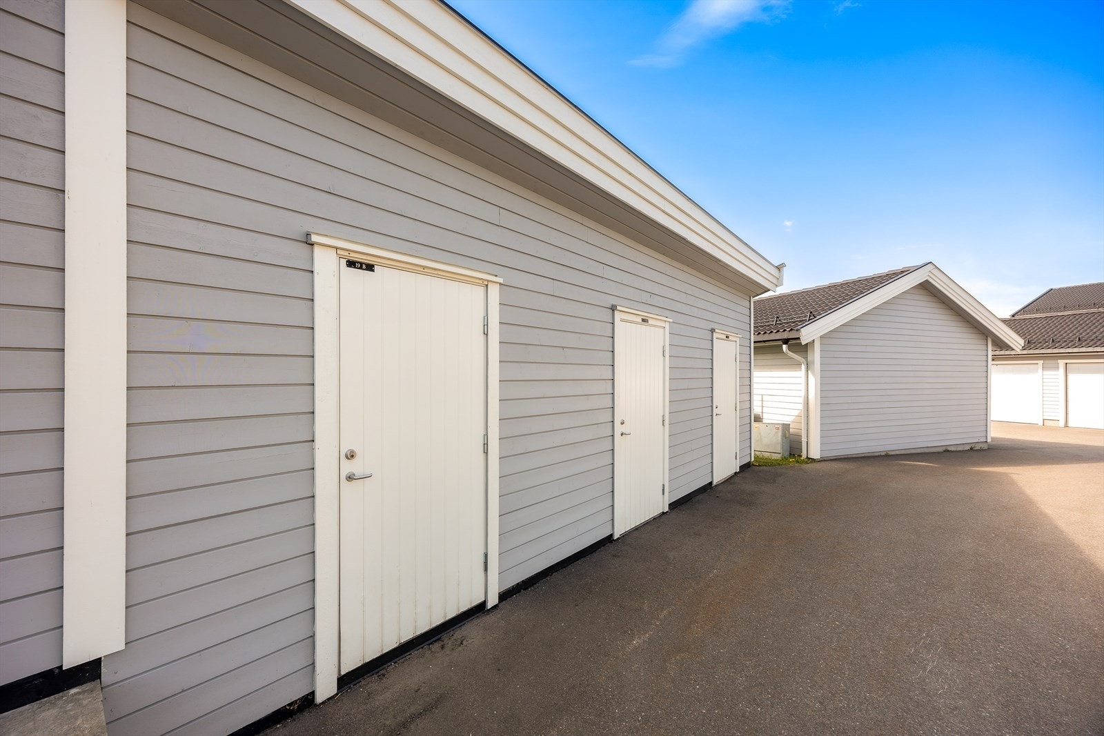 Utvendig sportsbod på 5 m² i felles rekke. Galleribilde