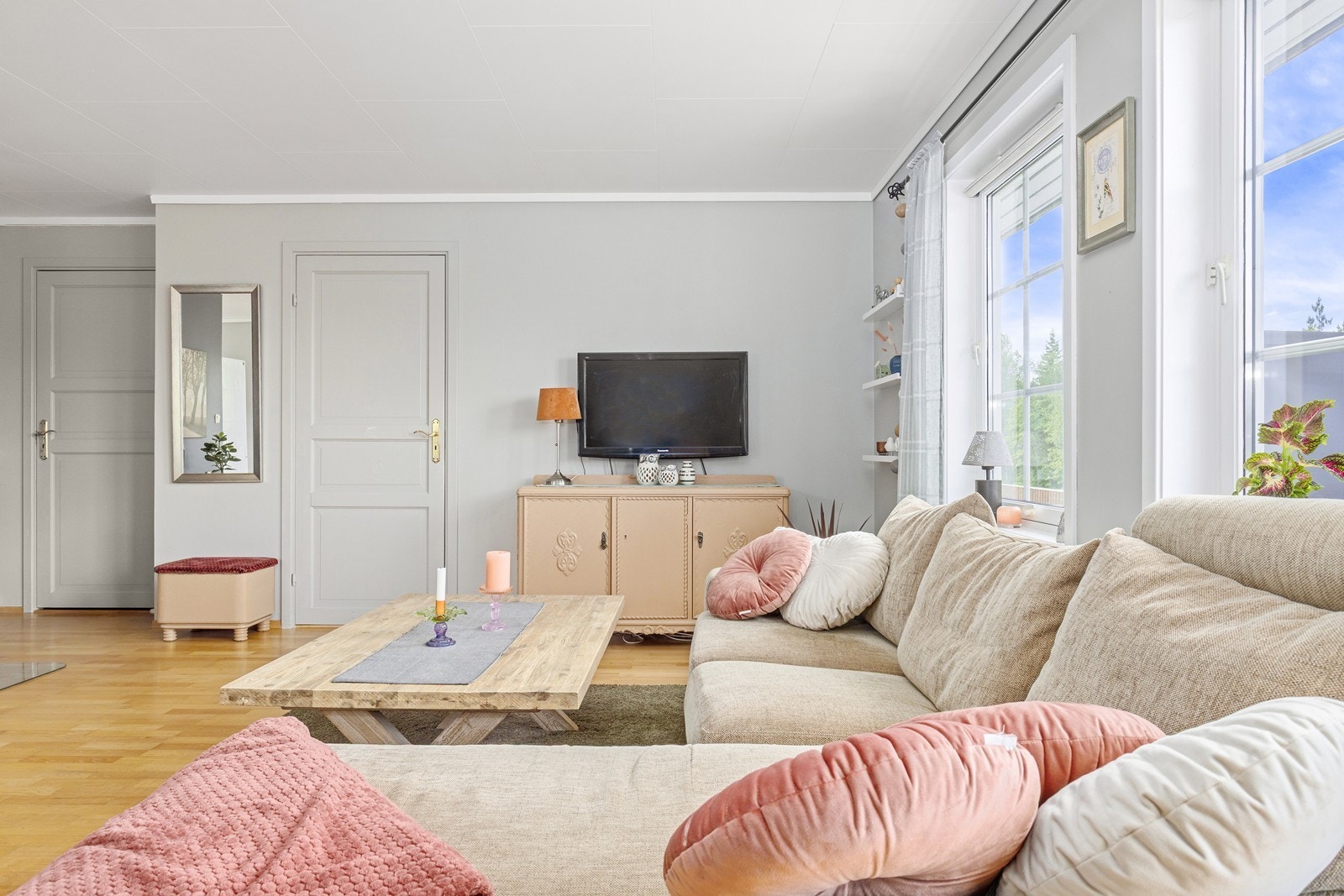 Gulvene består hovedsakelig av parkett, med fliser i bod og laminat i entré. Vegger og himlinger har malte plater som gir et rent og tidløst uttrykk. Galleribilde