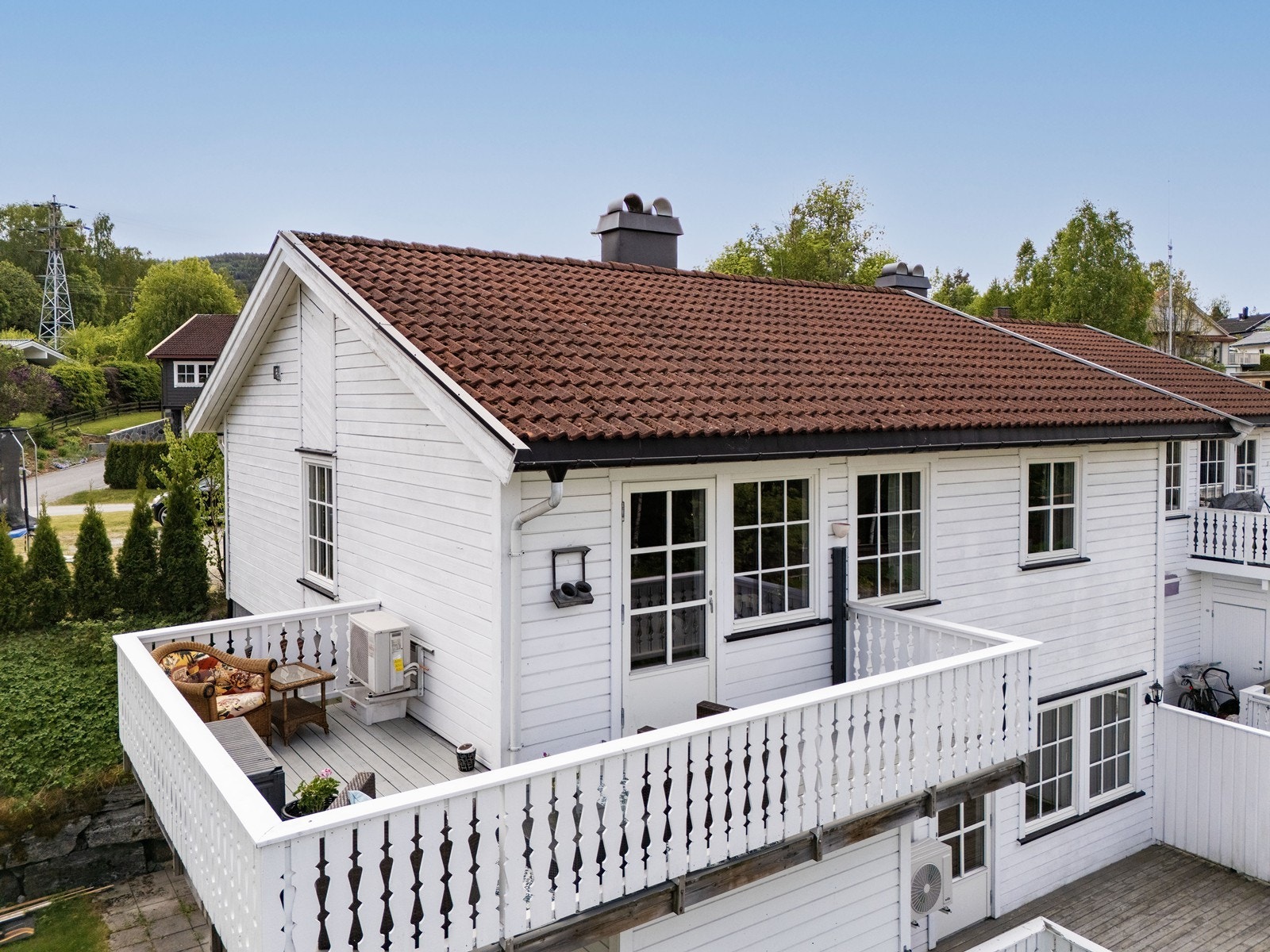 Med uteplasser på hver side av boligen får du et praktisk og fleksibelt uteområde som kan tilpasses etter vær og behov. Galleribilde