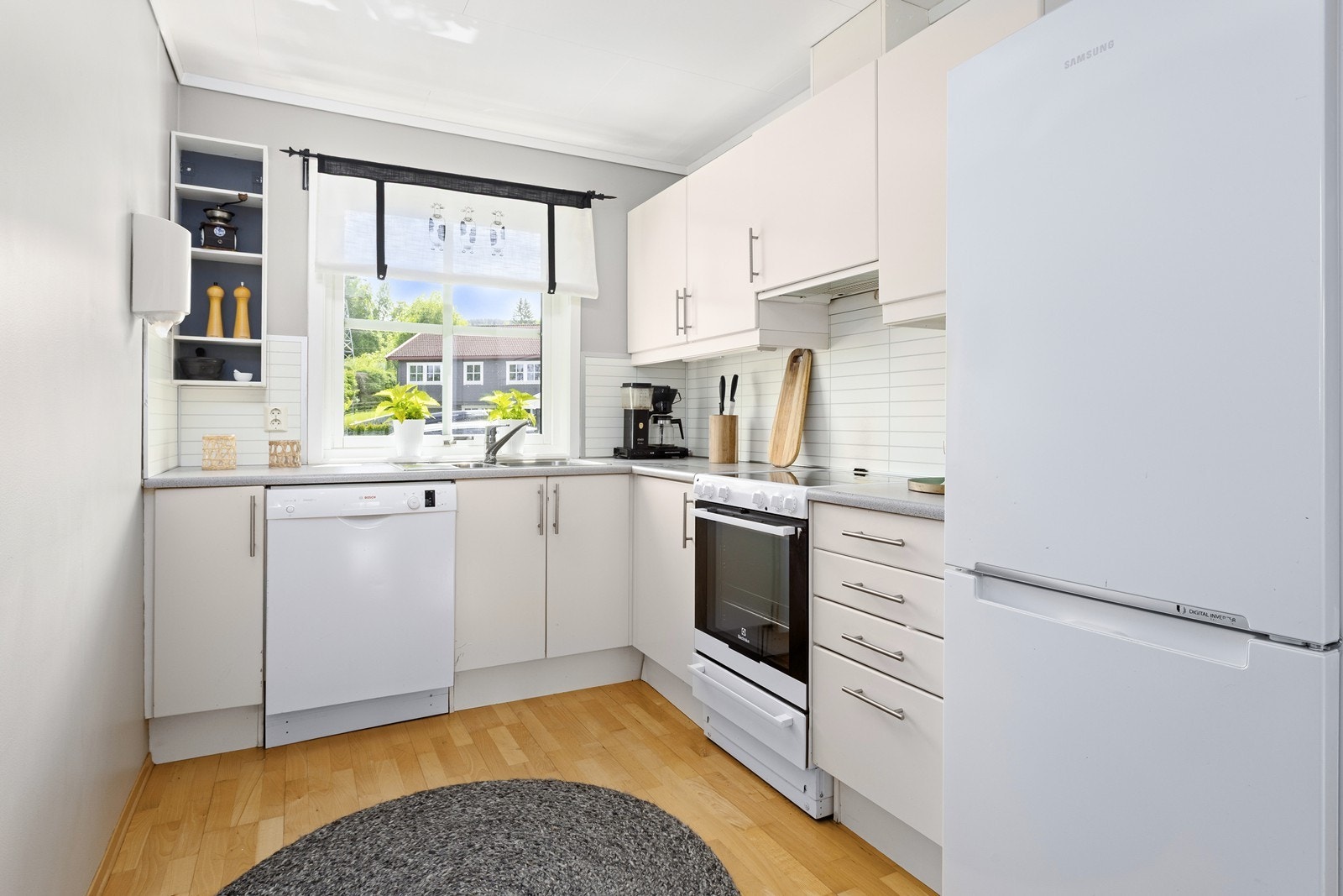 Kjøkkenet har glatte fronter og laminat benkeplate, od det er avsatt plass til kjøl/fryseskap, oppvaskmaskin og komfyr. Galleribilde