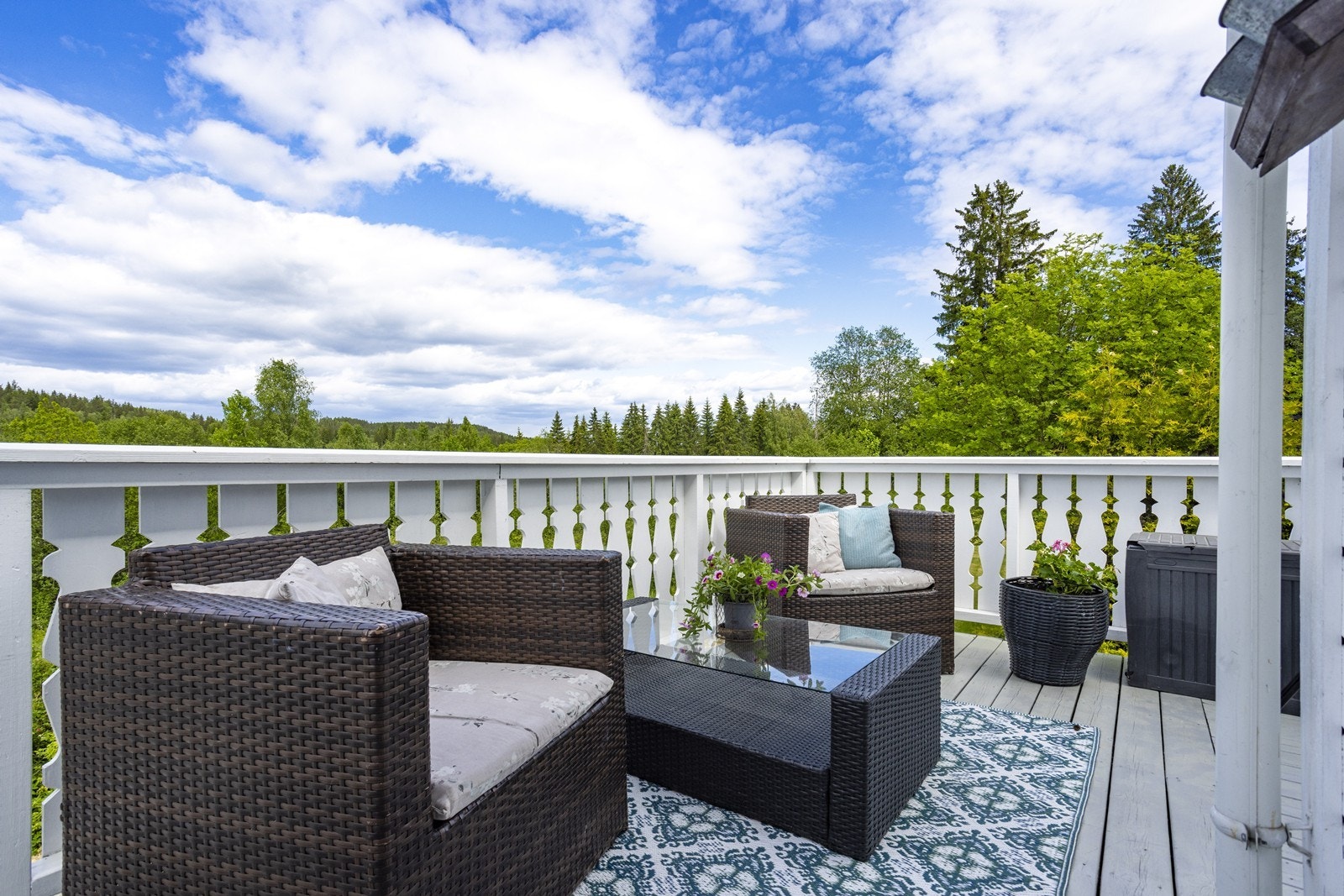 Fra stuen er det utgang til en hyggelig balkong med plass til sittegruppe - perfekt for morgenkaffen. Galleribilde