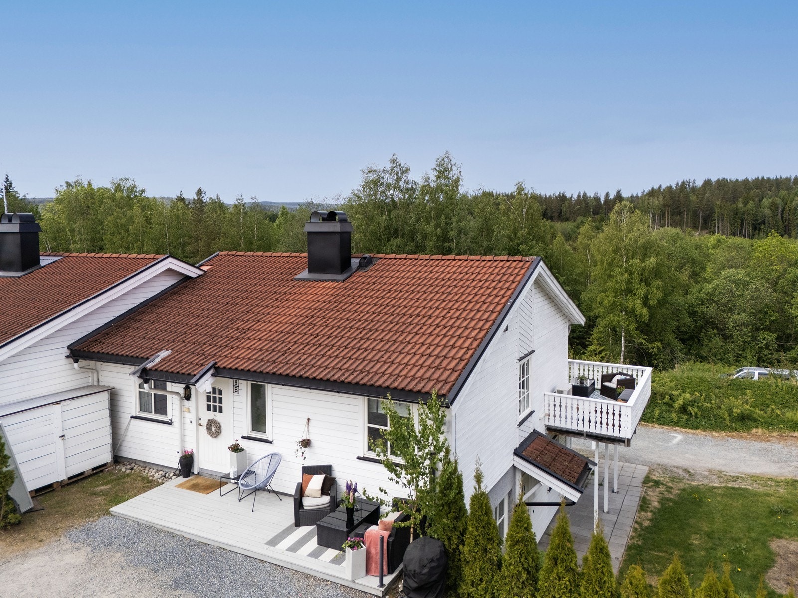 En lys og praktisk leilighet med egen uteplass, beliggende i 2. etasje i en firemannsbolig. Galleribilde