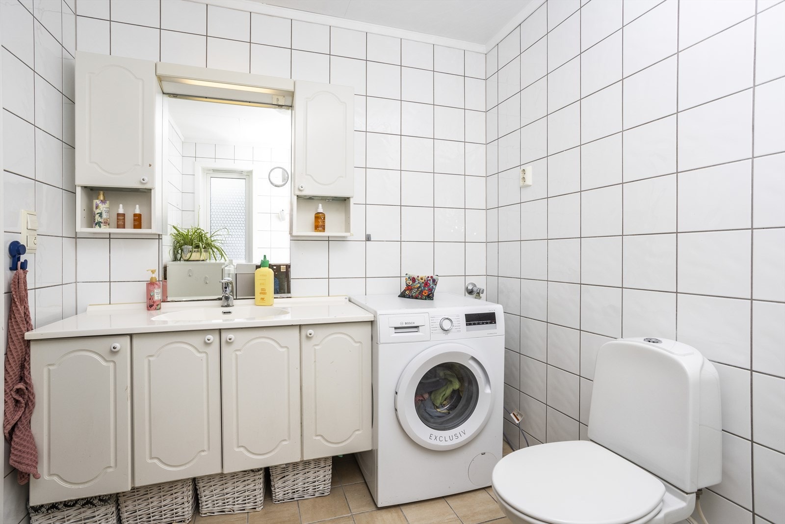 Rommet er utstyrt med innredning med servant, toalett, dusjkabinett og opplegg for vaskemaskin. Galleribilde