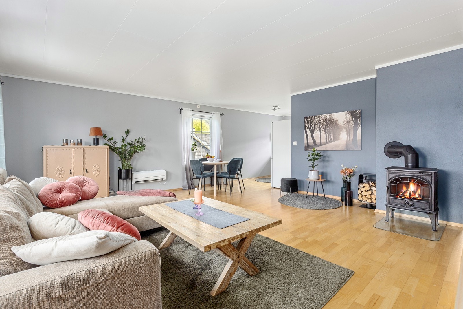 Lys og romslig stue med åpen løsning mot kjøkkenet. Galleribilde