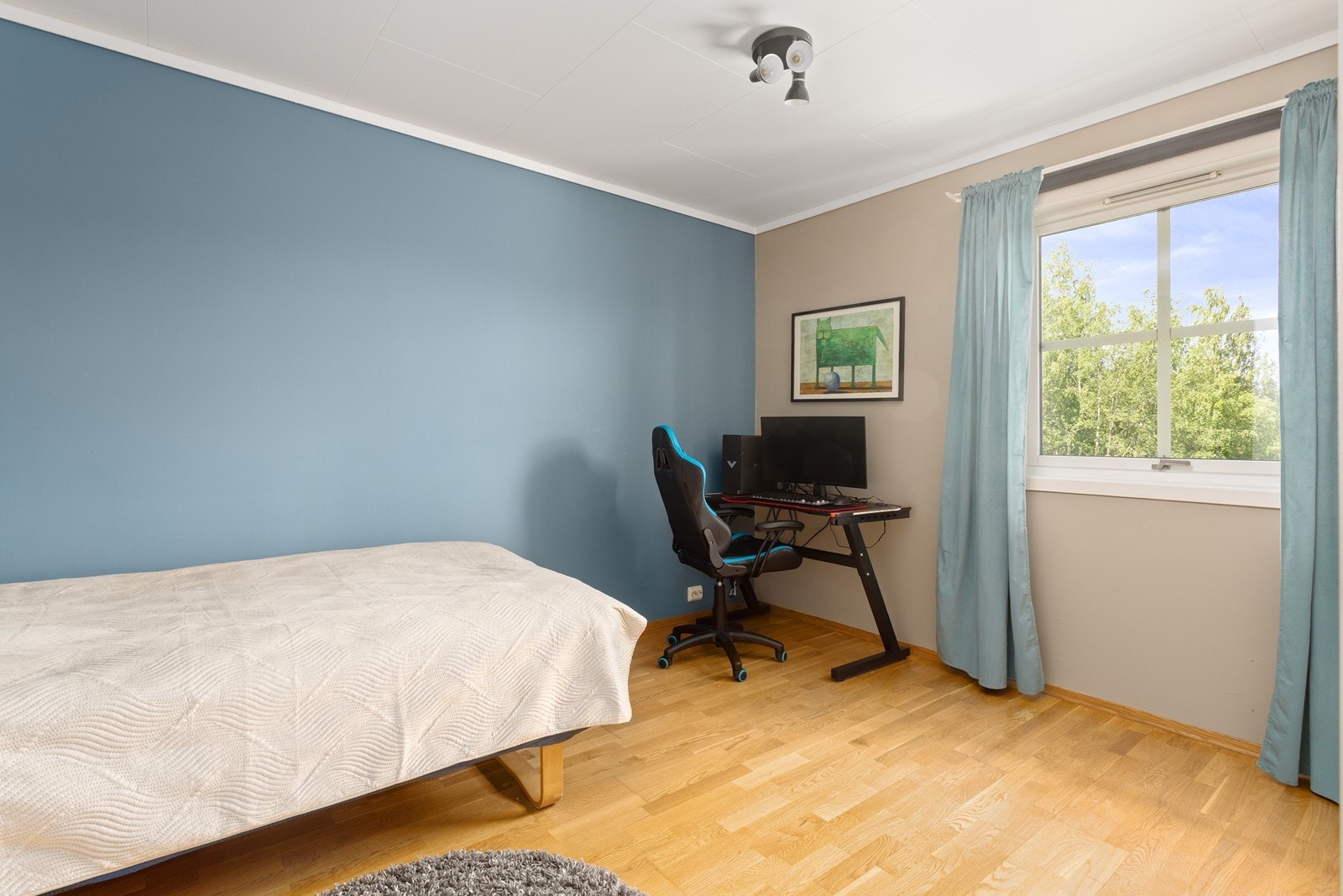 Rommet er malt i friske farger og oppleves som romslig og lyst. Galleribilde