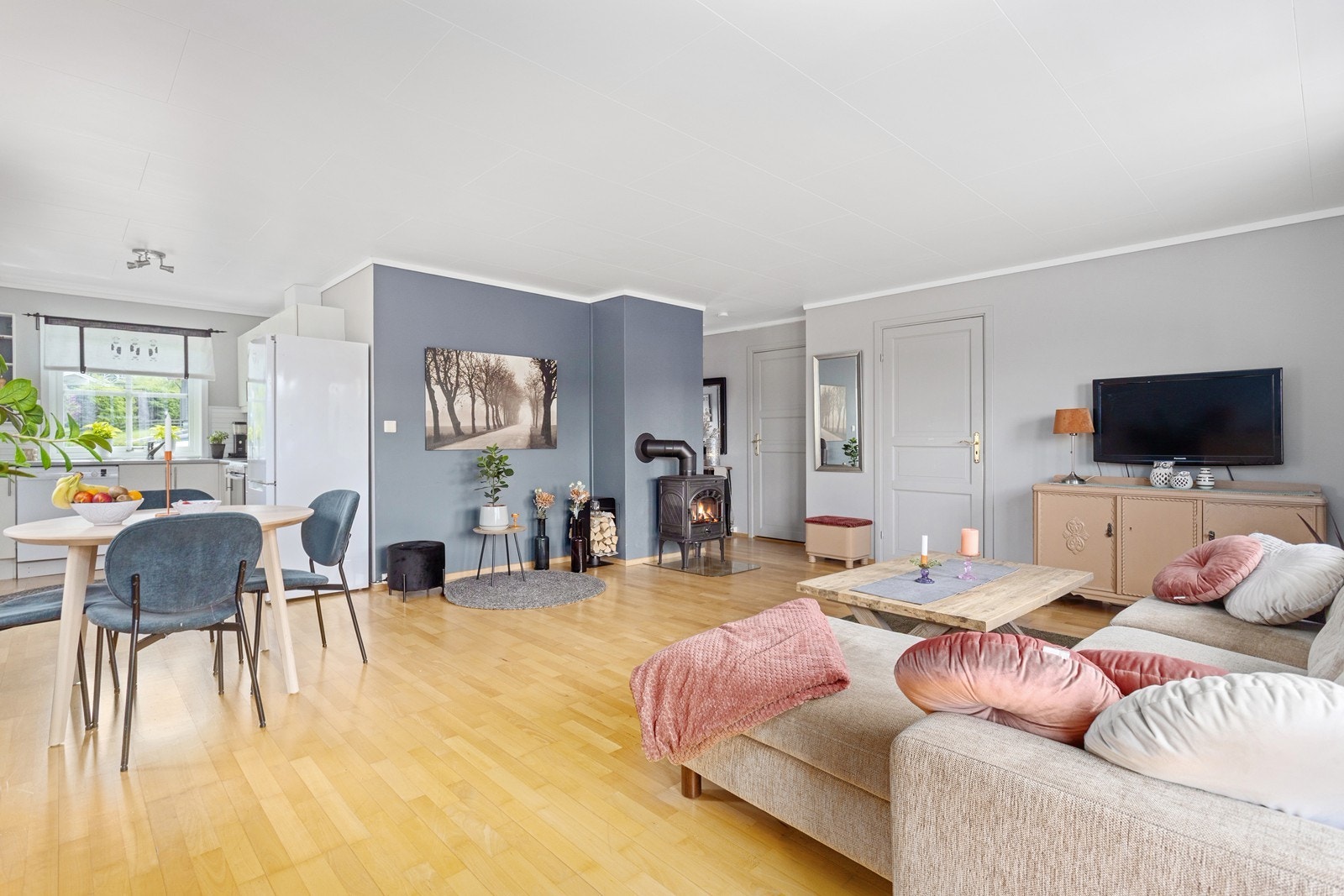 Store vindusflater gir godt naturlig lysinnslipp og bidrar til en god romfølelse. Galleribilde