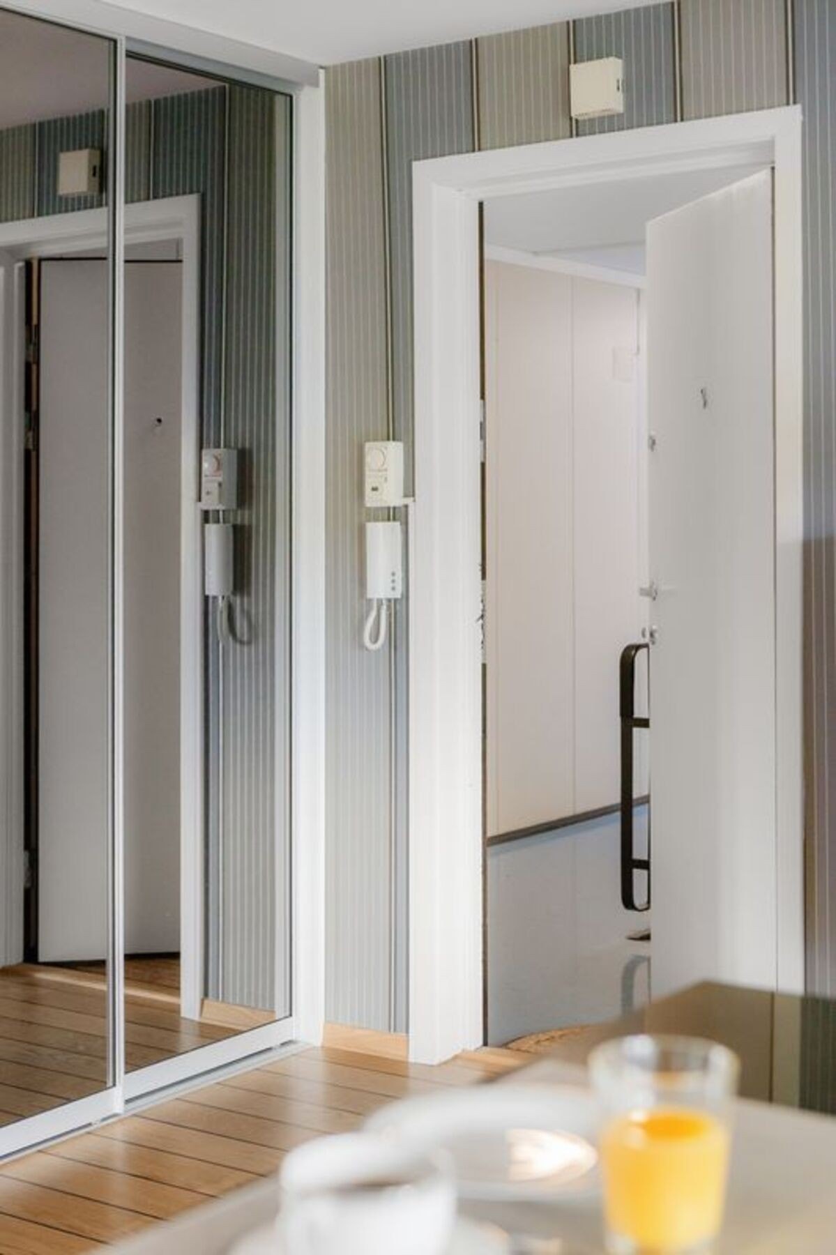 Entré med god plass til sko og oppheng av ytterklær i praktisk skyvedørsgarderobe med mye plass Galleribilde