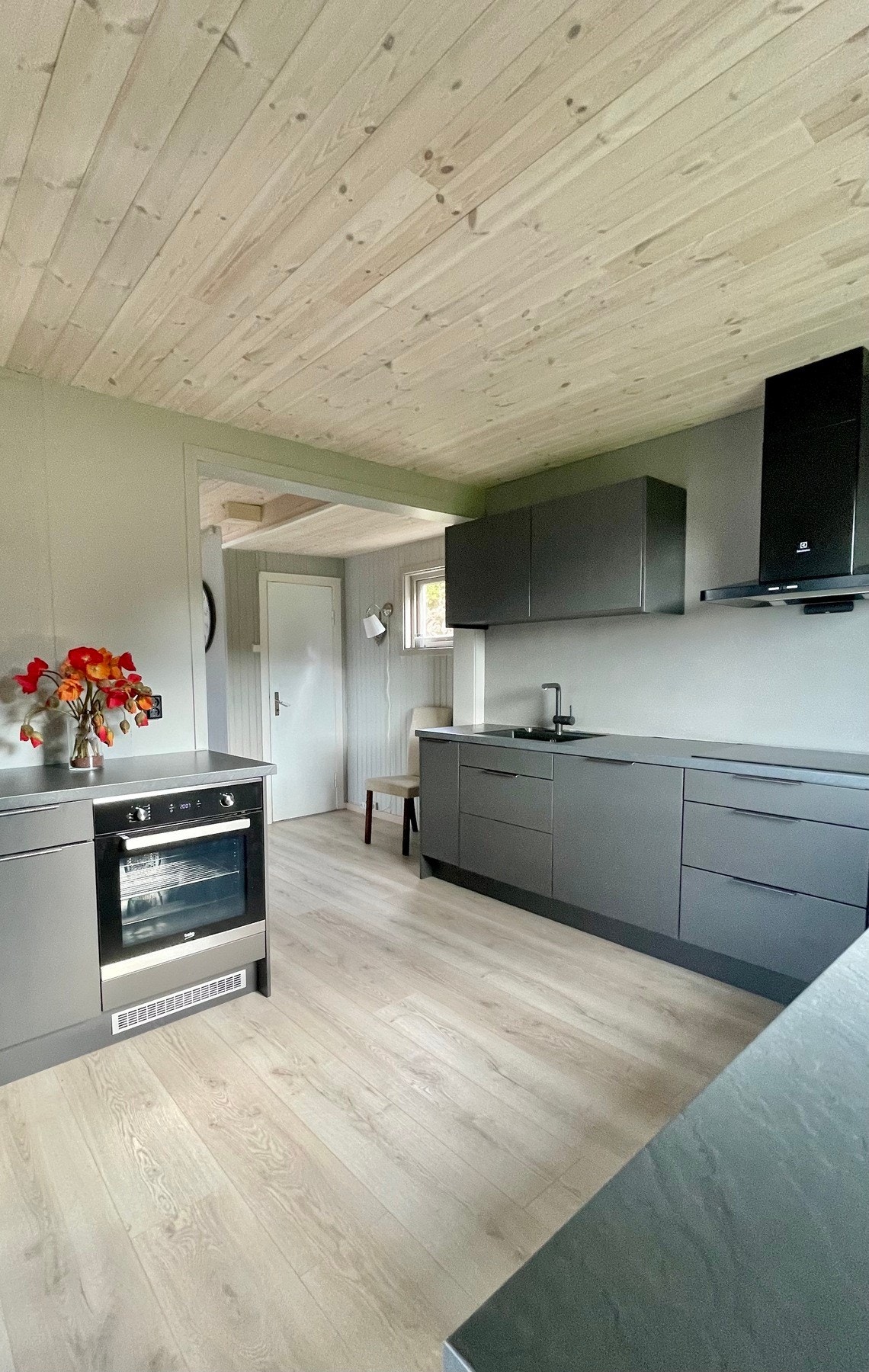 Stilrent og funksjonelt med rikelig plass for matlaging og hygge Galleribilde
