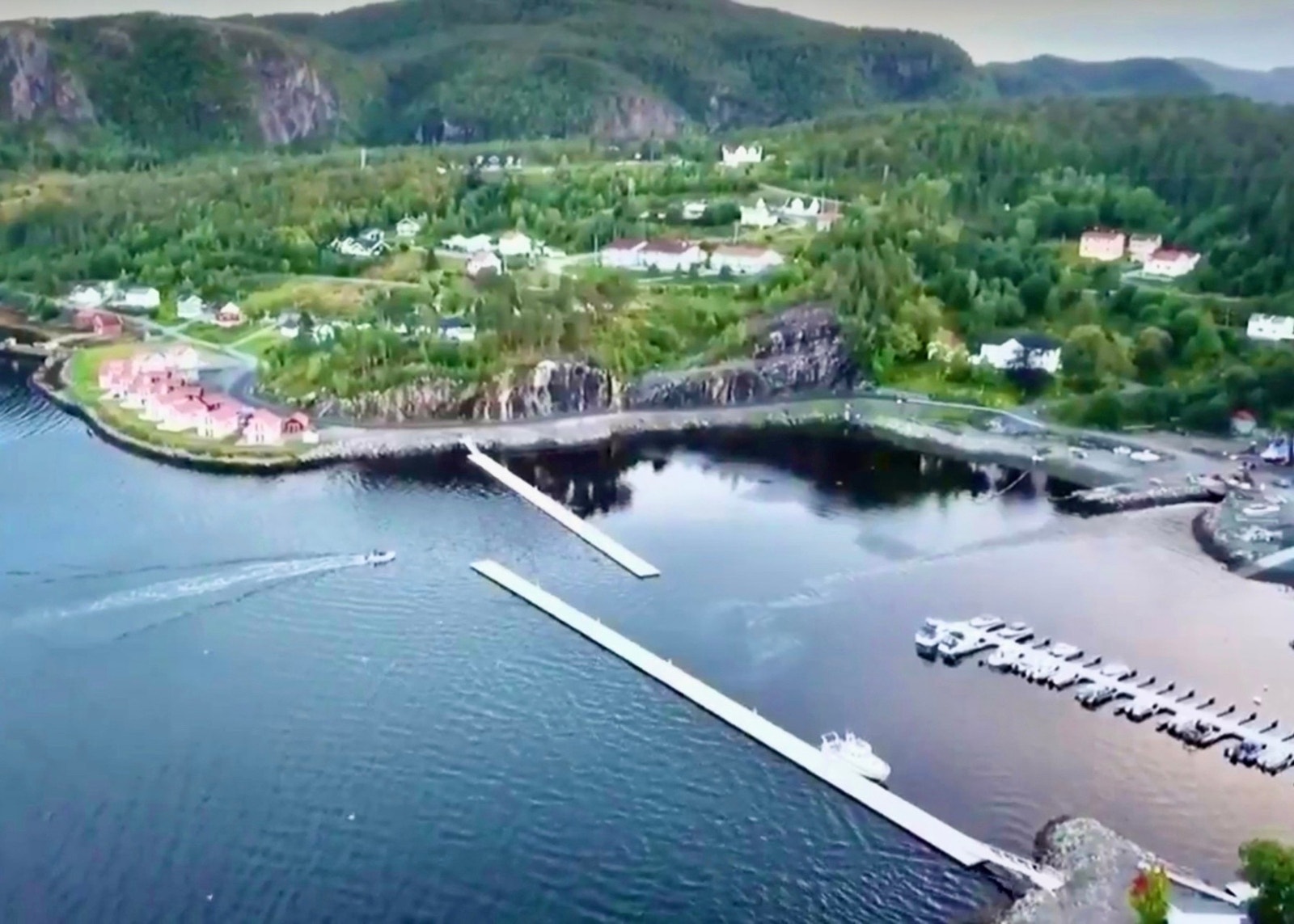 Gangavstand til småbåthavn og nærbutikk. Avstand til Namsos er ca 58 km, og det er ca 77 km til Steinkjer Galleribilde
