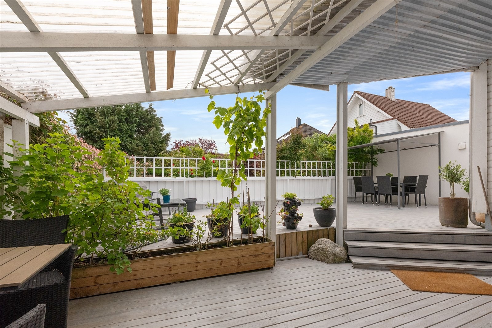 Stor, solrik felles terrasse Galleribilde