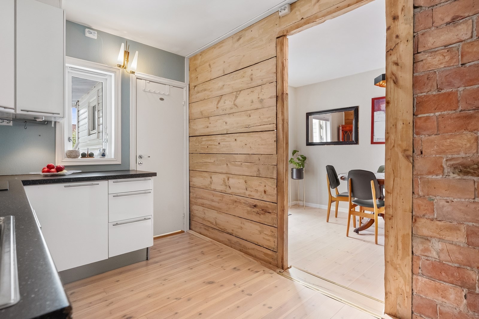 Det er nå åpnet opp mellom kjøkken og spisestue Galleribilde