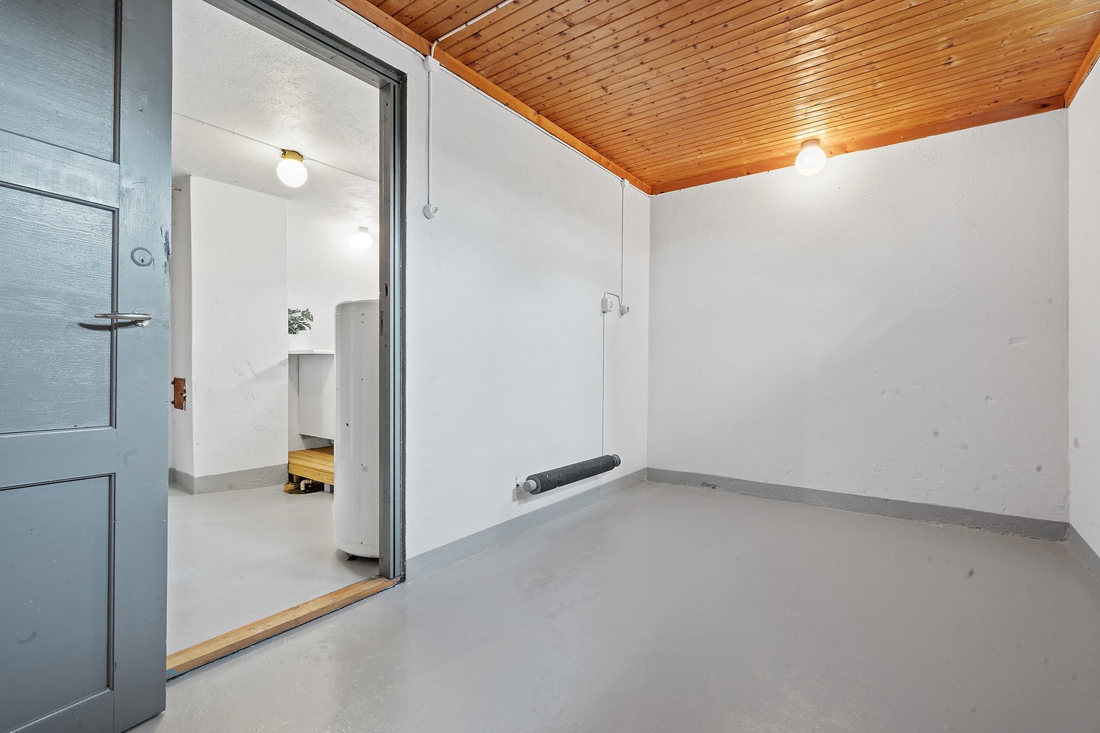 Kjeller med lagringsboder Galleribilde