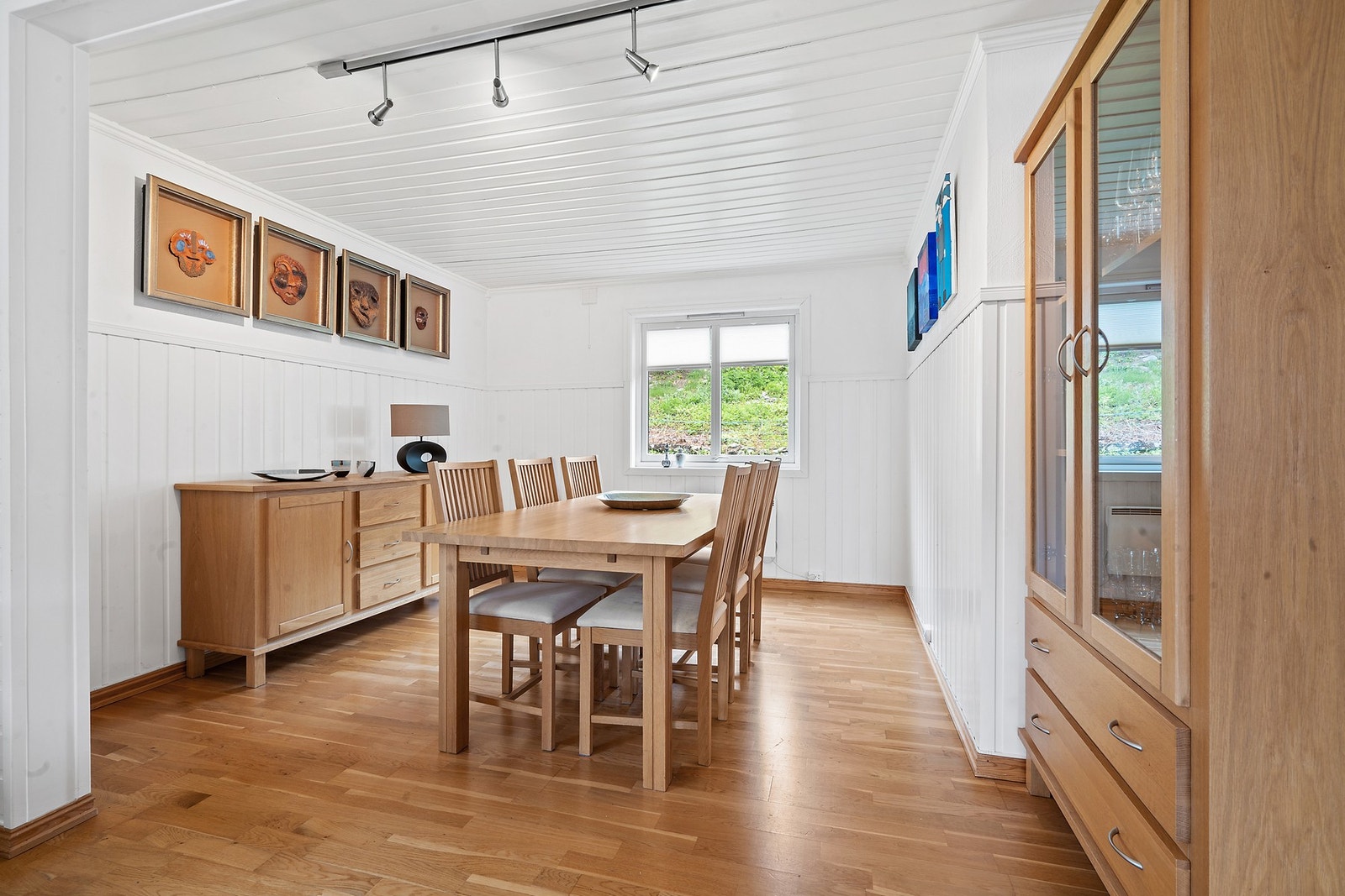 Spisestuen med god plass til storfamilien og selskap Galleribilde