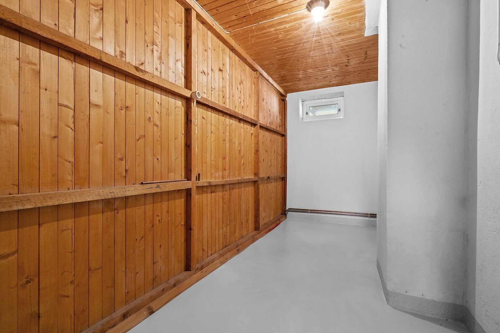 Kjeller med lagringsboder Galleribilde