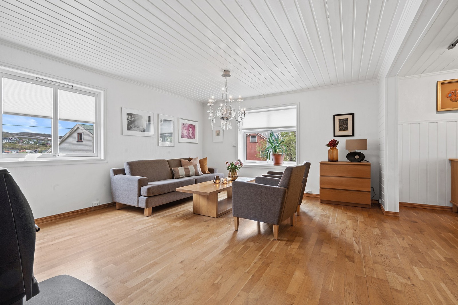 Stuen har lys inn fra tre sider Galleribilde
