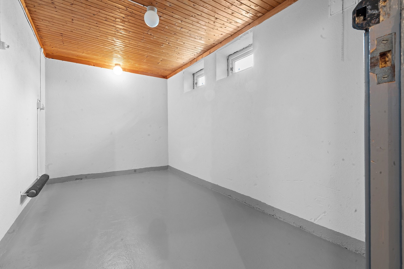 Kjeller med lagringsboder Galleribilde