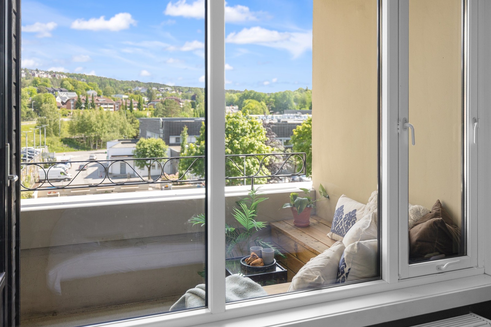 Fint og behagelig utsyn fra soverommet. Galleribilde