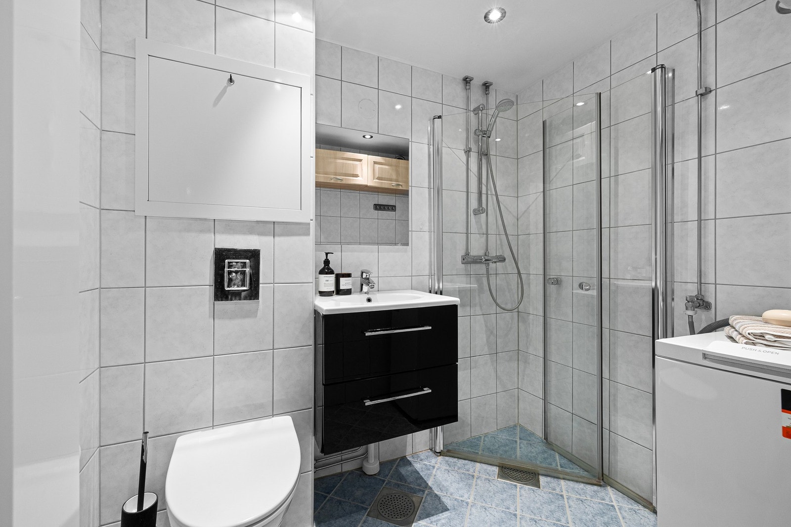 Pent flislagt bad med elektriske varmekabler. Galleribilde