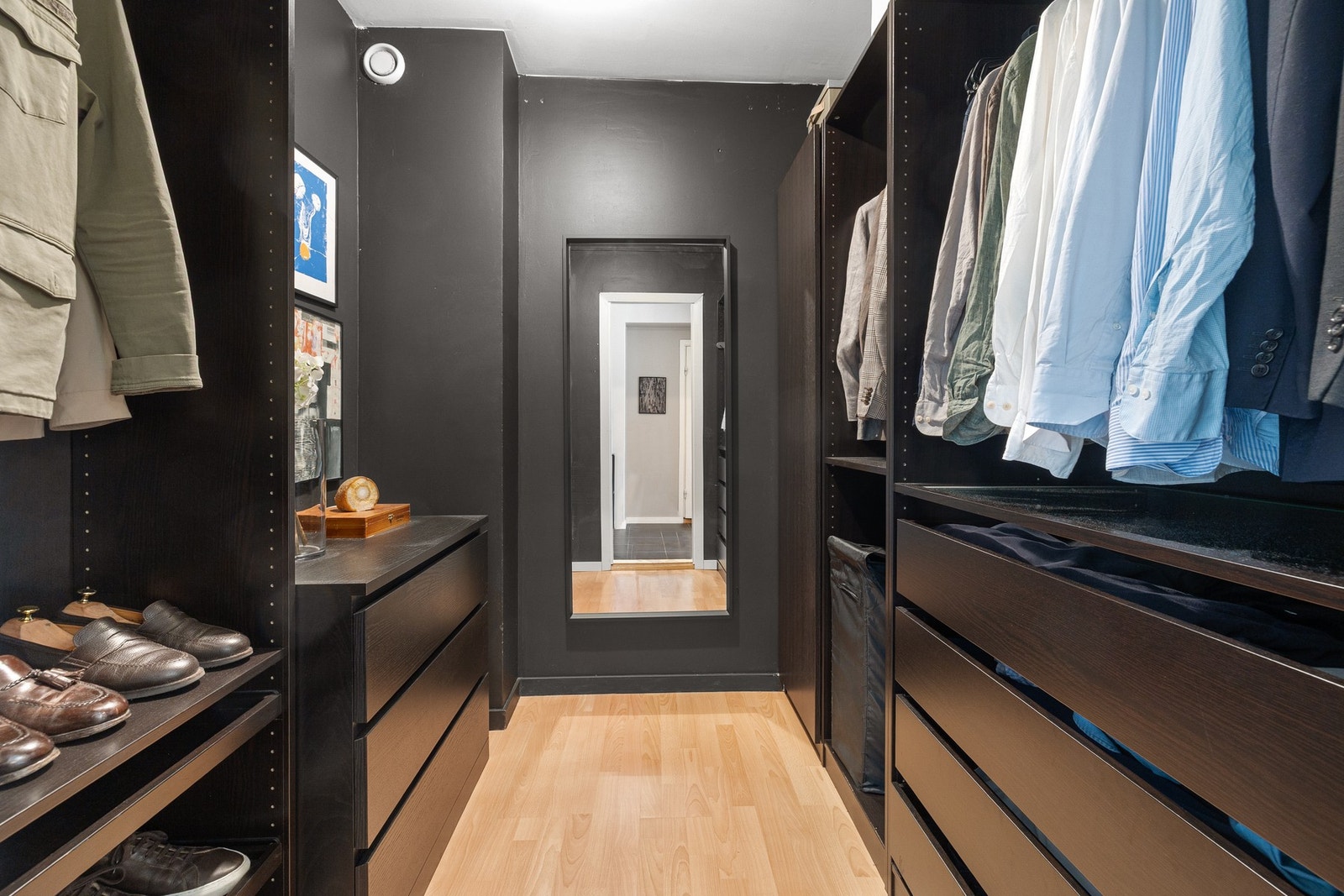 Stort og lekkert walk-in-garderobe i tilknytning til entreen! Galleribilde