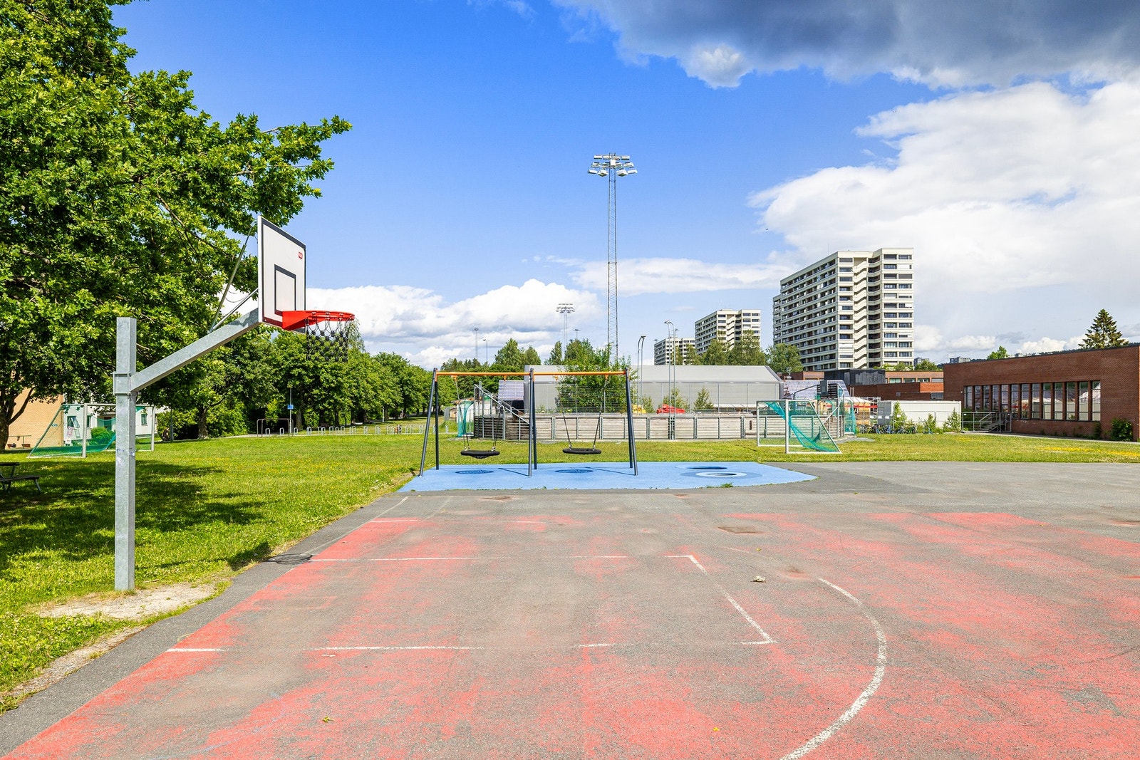 Nærområdet har alt fra fotball og basket til lekeapparater og grønne møteplasser. Galleribilde