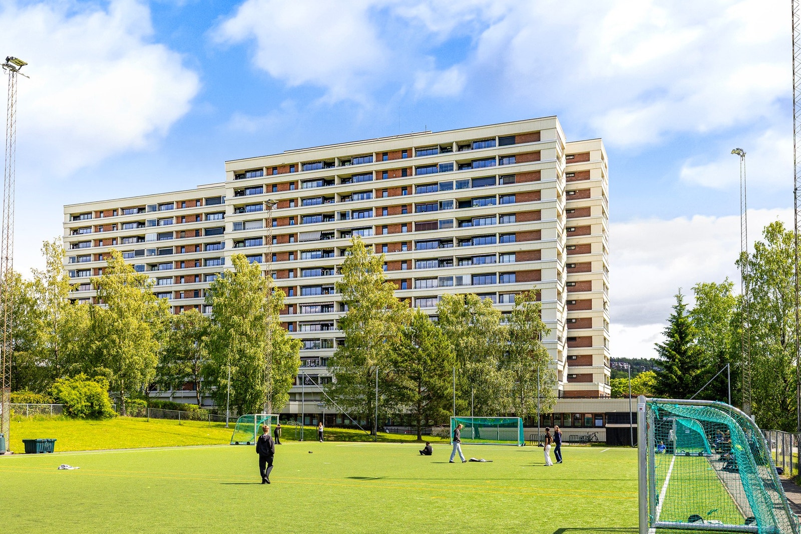 Nærområdet har alt fra fotball og basket til lekeapparater og grønne møteplasser. Galleribilde