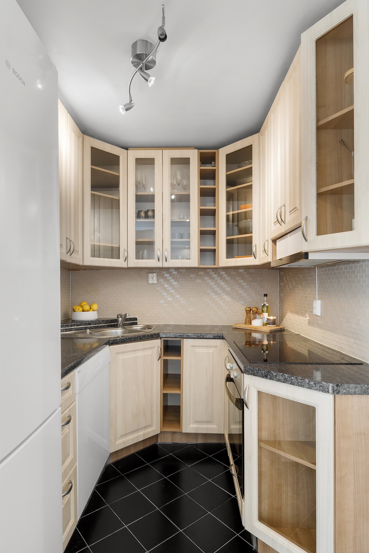 Det er godt med skap- og benkeplass. Galleribilde