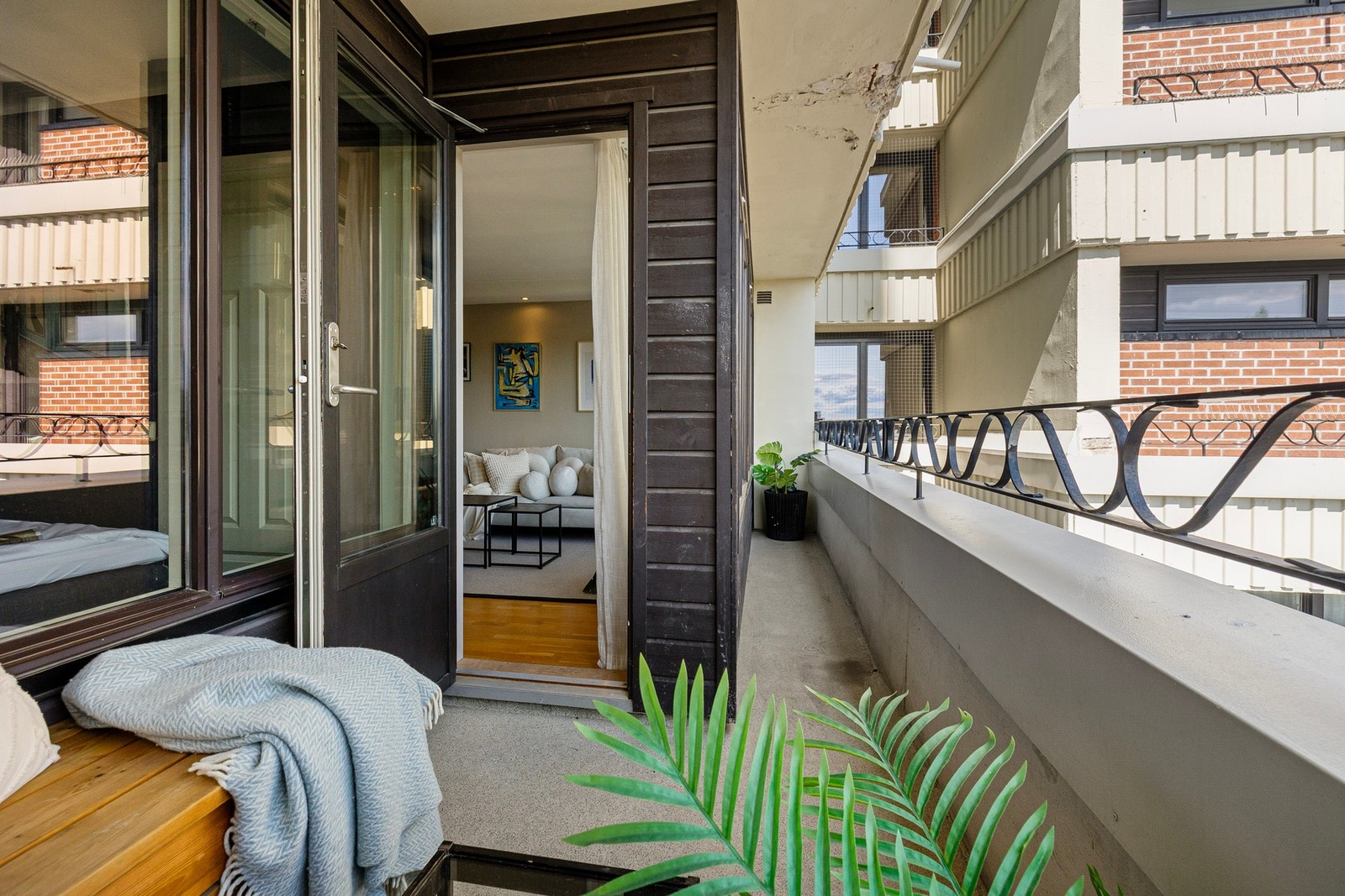 Sydøstvendt balkong på ca. 6 kvm med plassbygd sittegruppe. Galleribilde