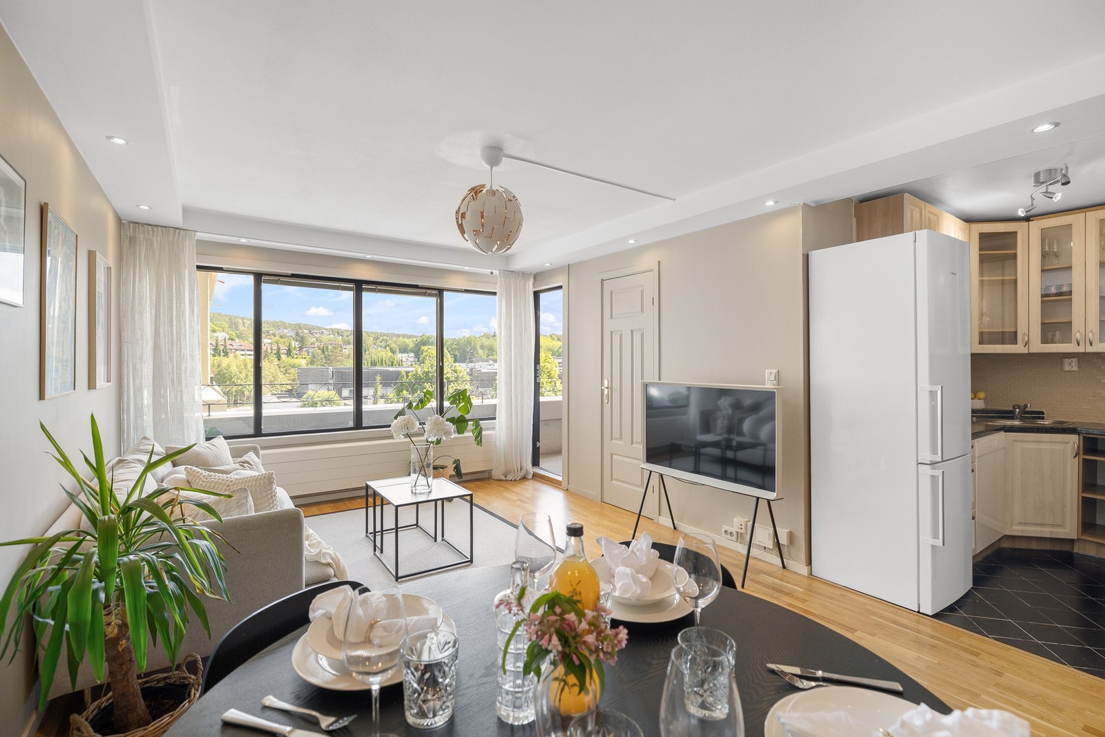 Stuen har store vindusflater som slipper inn rikelig med naturlig lys og skaper en herlig atmosfære. Galleribilde