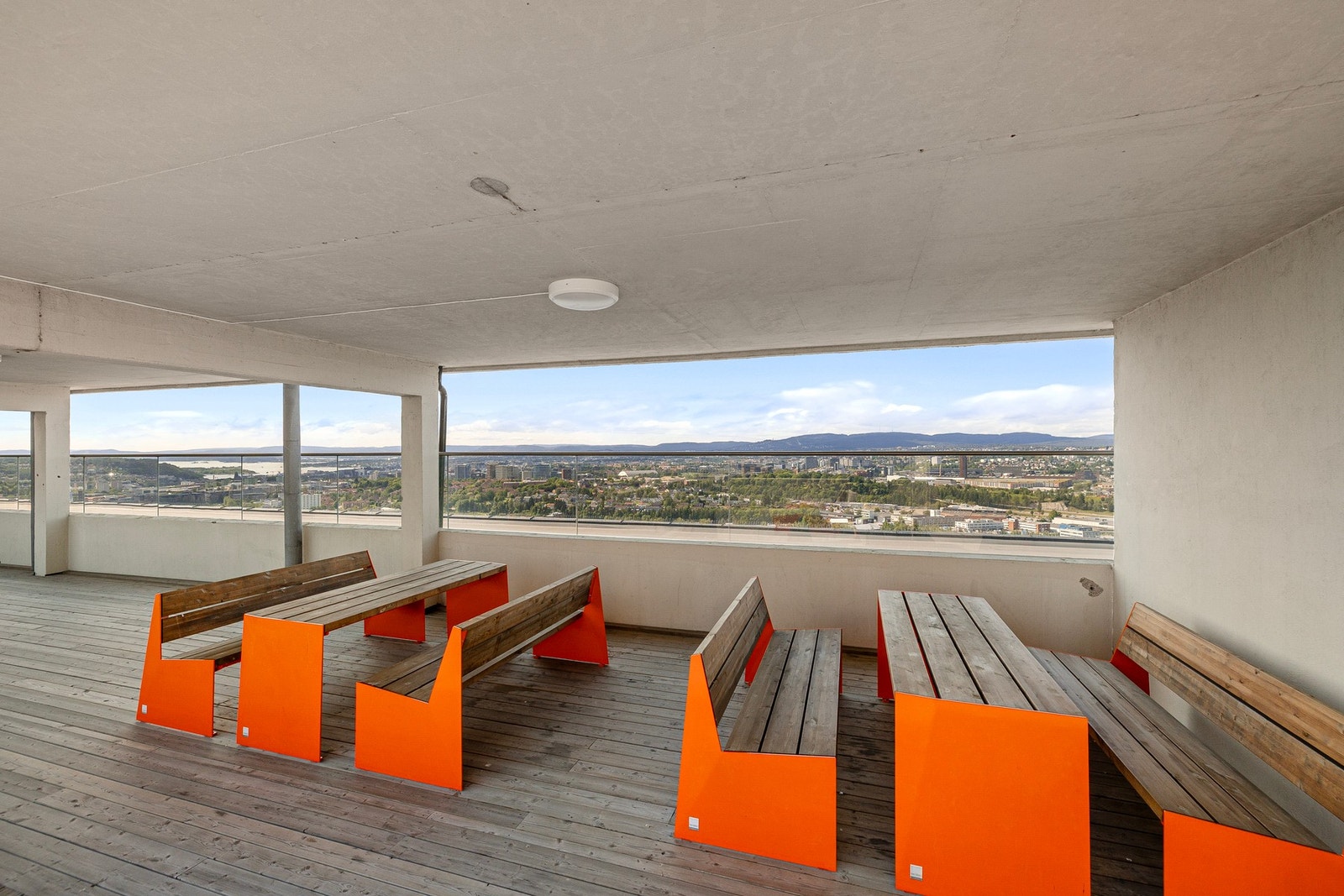 Flere sittegrupper på terrassen. Galleribilde