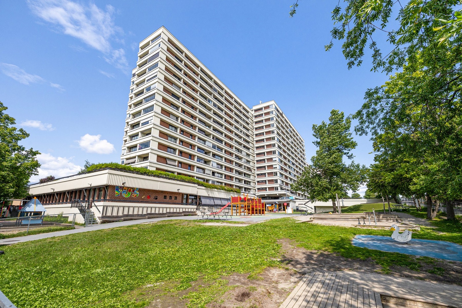 Nærområdet har alt fra fotball og basket til lekeapparater og grønne møteplasser. Galleribilde