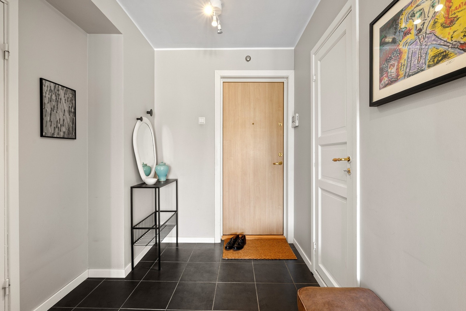 Hyggelig inngangsparti hvor man umiddelbart får et godt førsteinntrykk av boligen. Galleribilde