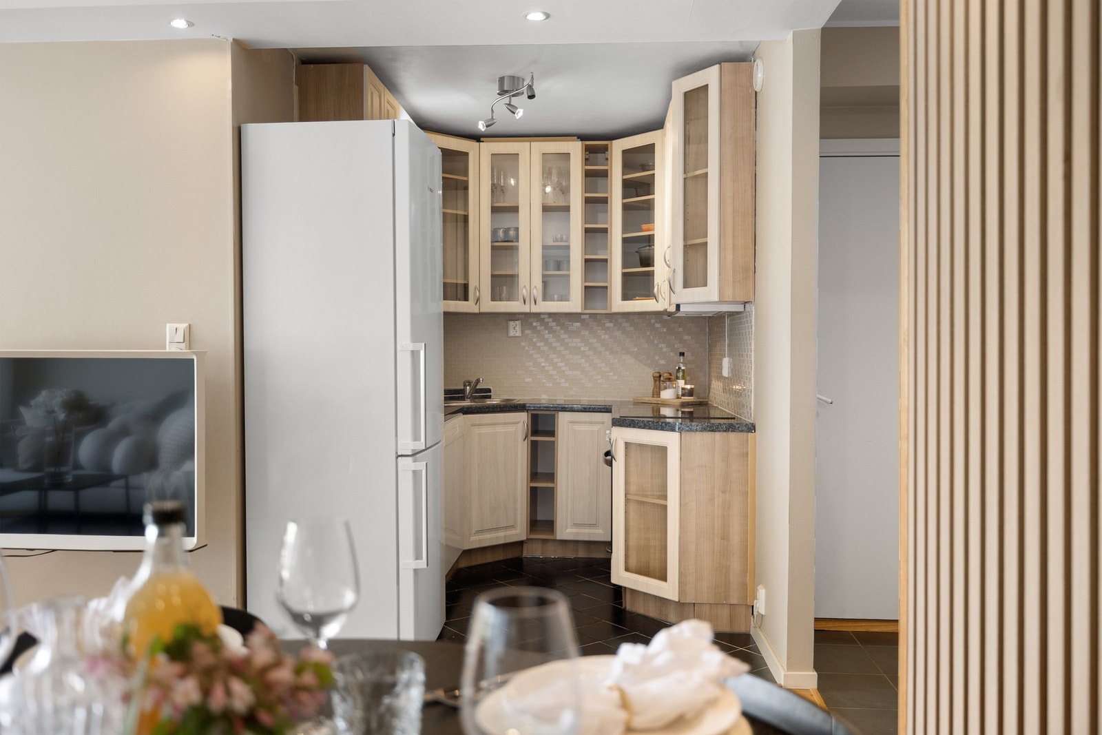 Kjøkkenet er i delvis åpen løsning. Galleribilde