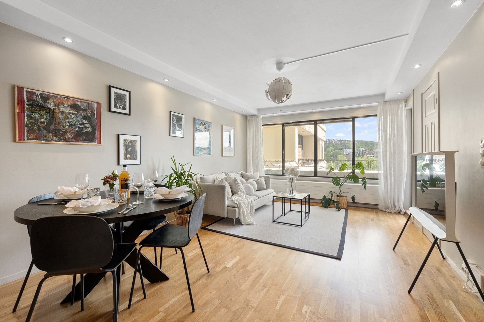 Lys og moderne stue med flotte fargevalg på vegger og parkett på gulv. Galleribilde