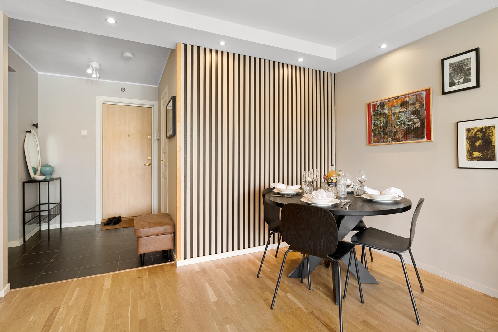 Flott spilevegg som gir stuen et moderne preg. Galleribilde