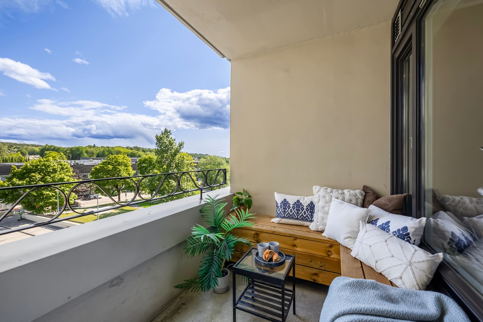 En lys, romslig og innbydende 2-roms andelsleilighet beliggende i byggets 3. etasje. Galleribilde