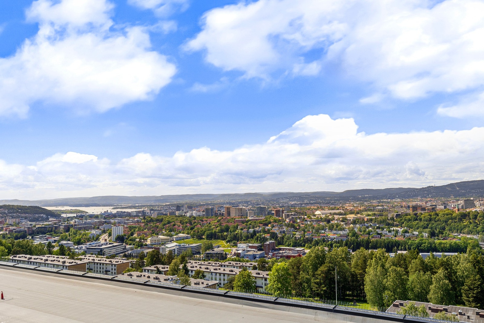 Fantastisk utsikt fra takterrassen. Galleribilde