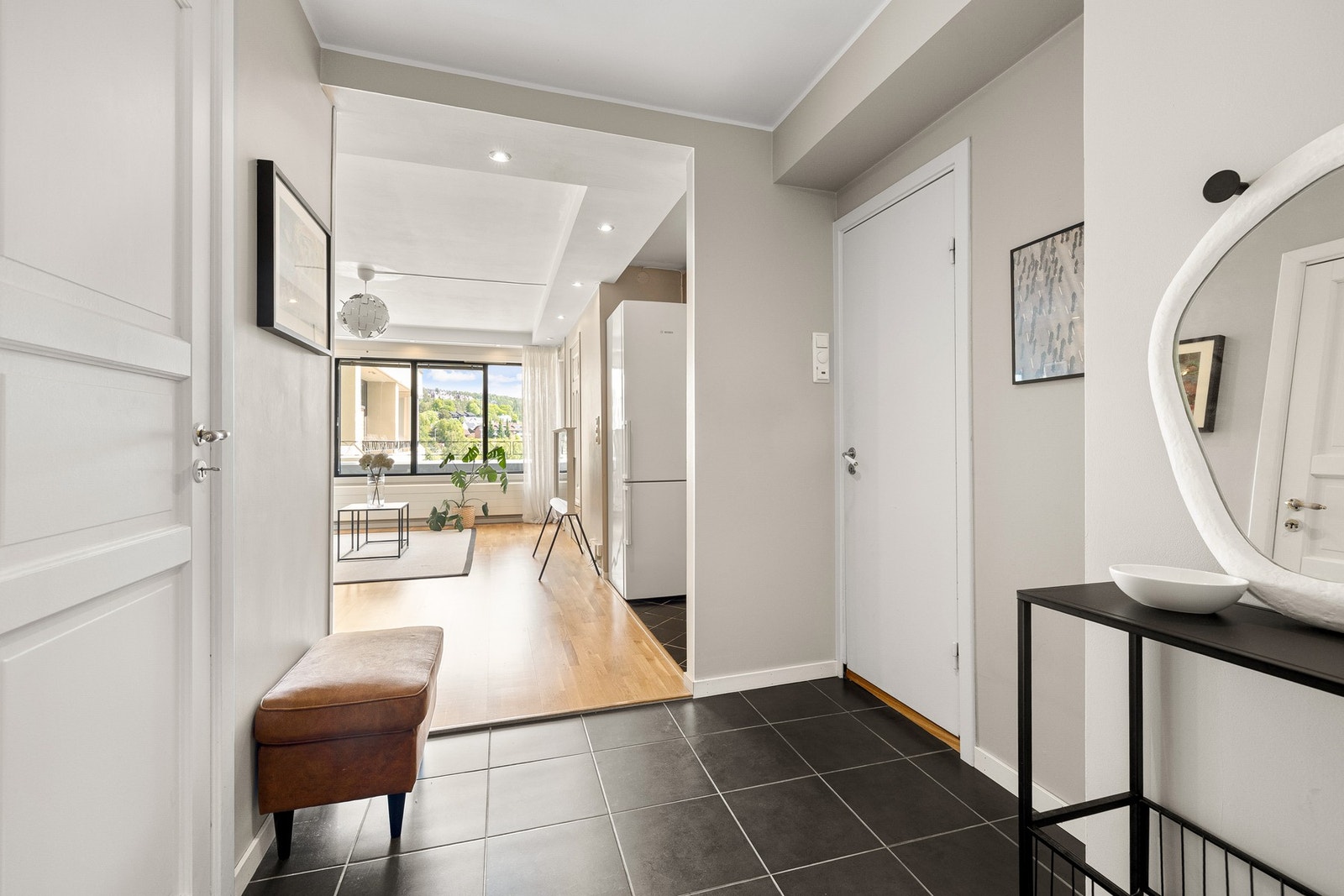 Det er fliser på gulv i entré og på kjøkkenet. Galleribilde