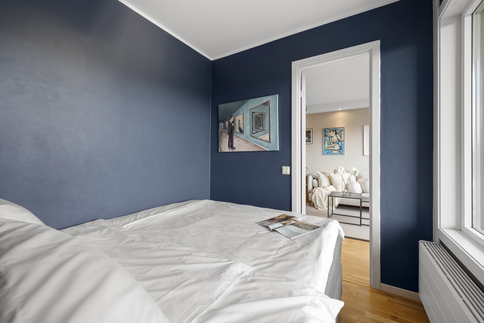 Veggene er malt i en flott blå-tone. Galleribilde