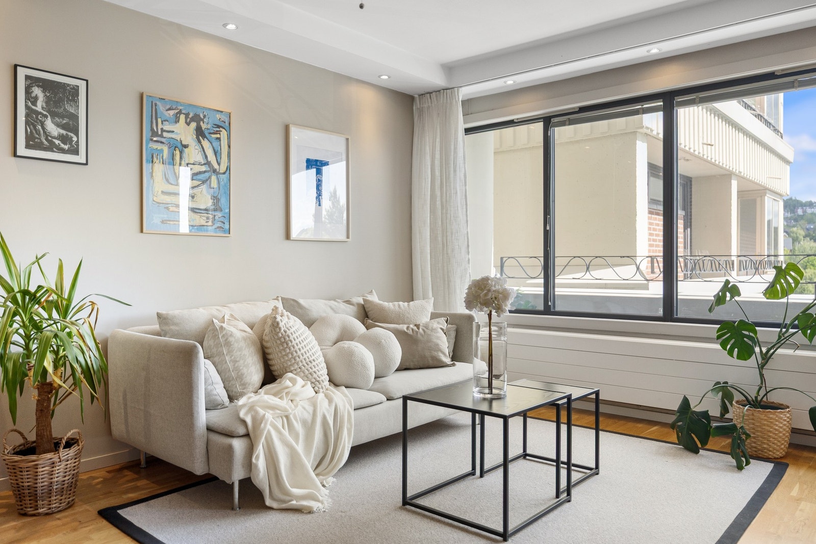 Her er det rikelig med plass til sofaseksjon og medievegge. Galleribilde