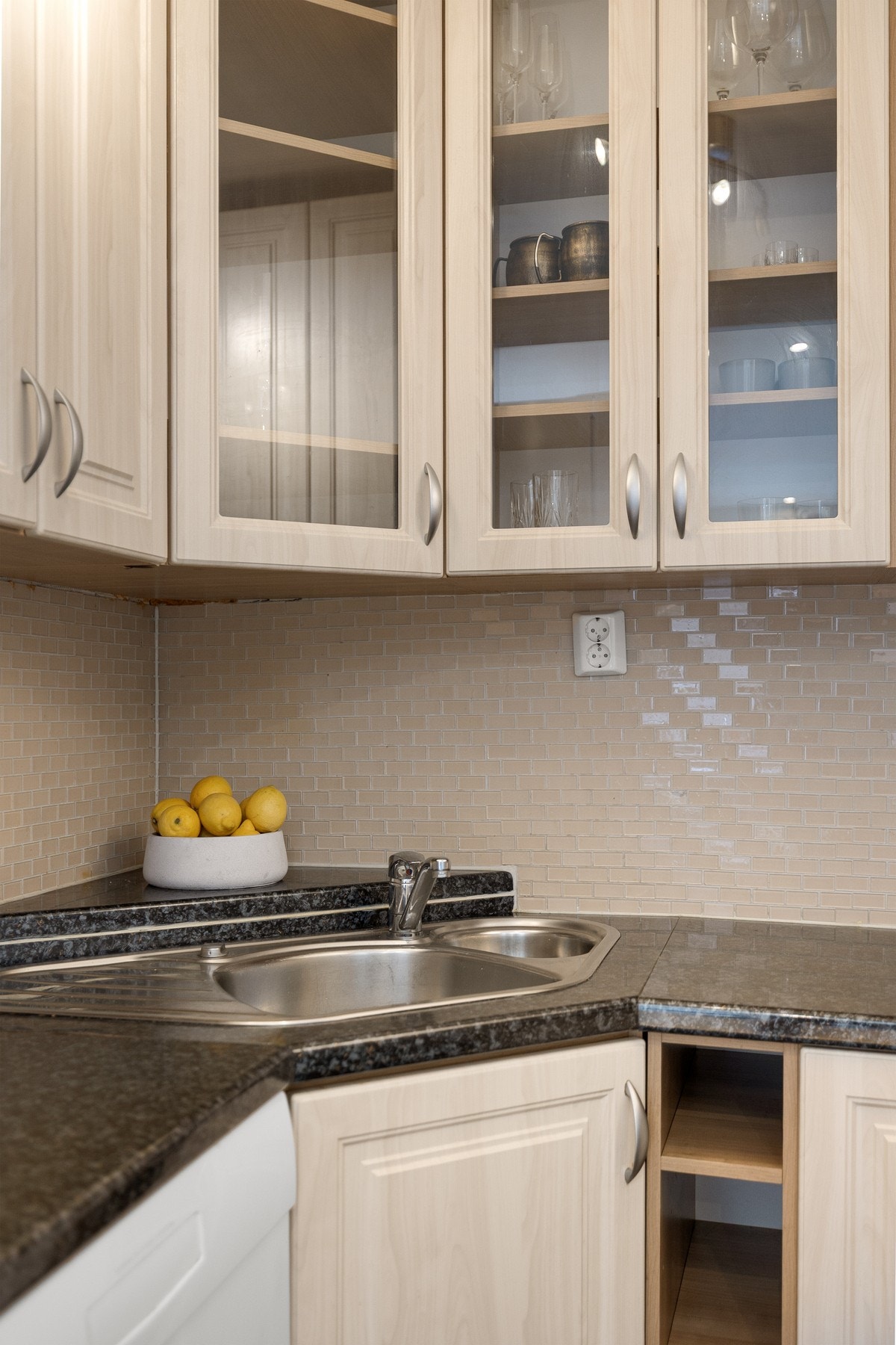 Kjøkkenet har profilerte fronter, laminat benkeplate, og mosaikk på vegg mellom benk og overskap, Galleribilde