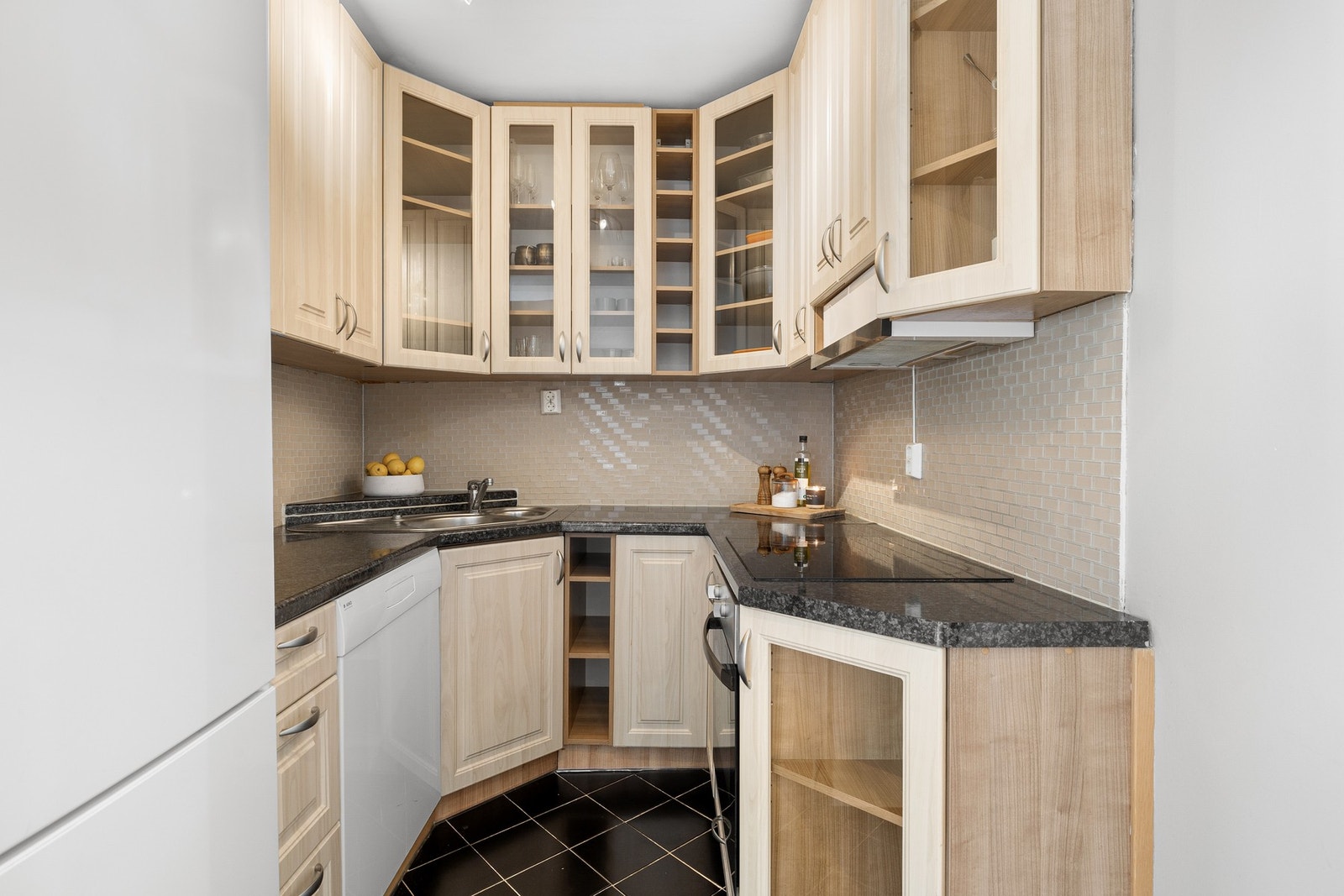 Praktisk og velholdt kjøkken med integrerte hvitevarer. Galleribilde