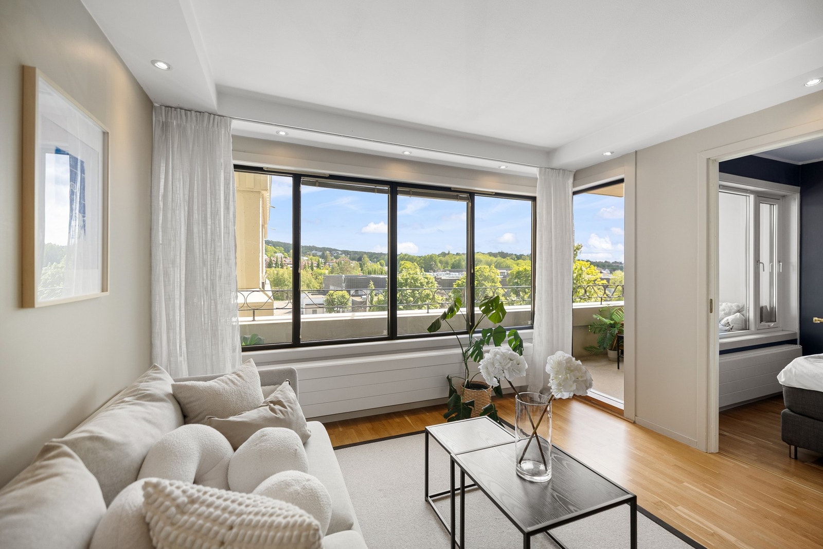 Fin utsikt fra stuevinduer som gjør stuen ekstra lys og trivelig. Galleribilde