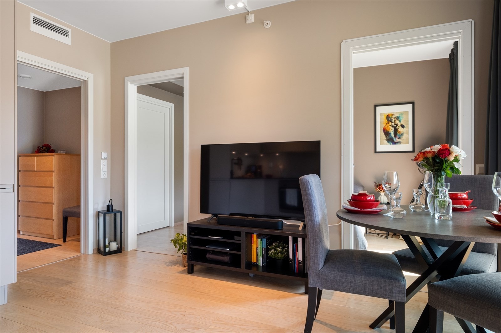Det er plass til å innrede med både spisebord og sofagruppe. Galleribilde